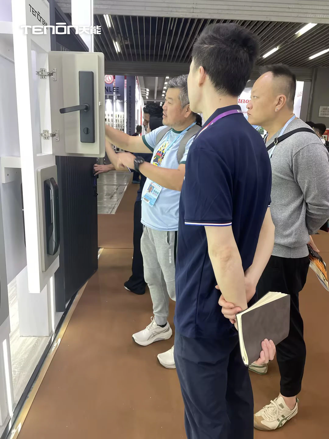 亚太天能闪耀亮相第135届广交会,智能门锁引领智慧生活